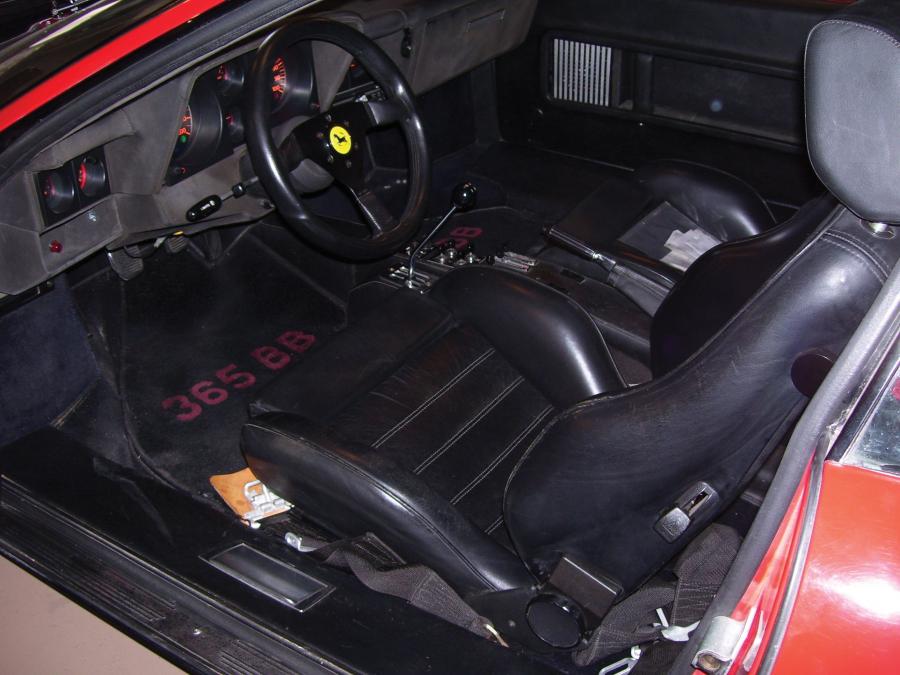 Интерьер Ferrari 365 GT4 Berlinetta Boxer 1974 года  (фото 2 из 20)